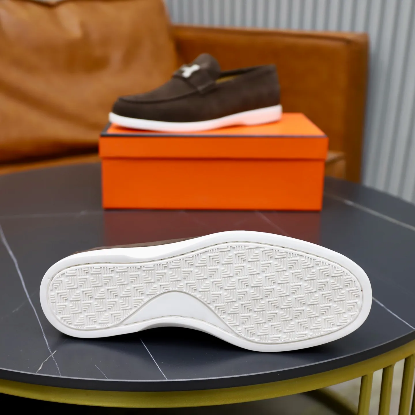 Ex-factory price: 540💰Hermès/Hermès slip-on men's shoes. This shoe is made of imported cow suede leather, with simple and smooth lines, and a 3CM rubber foam ultra-light sole combined with aerodynamic design! Youthful and fashionable, H button decoration, contrasting leather embellishment on the heel, calf lining to gently wrap your feet, with embossed logo cowhide feet, leather rock strips, casual and urban style, highlighting youthful vitality, sports and leisure version, super versatile Size number: 38-39-40-41-42-43-44 Standard leather shoe size (45 can be customized but does not support returns)